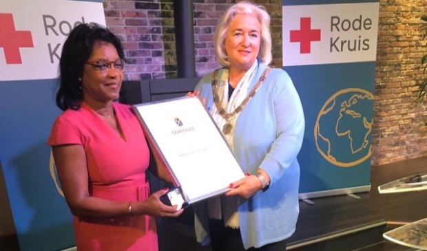 <p>Myrugia Cijntje-Daal ontving de gemeentelijke eremedaille uit handen van burgemeester Schuurmans. </p>