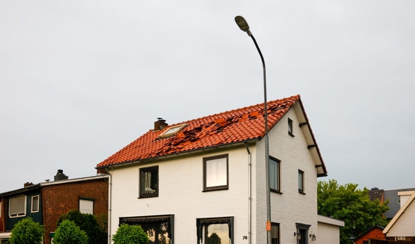 Een stukje verderop op de Breehoven waaide een flink aantal dakpannen van een woning af.