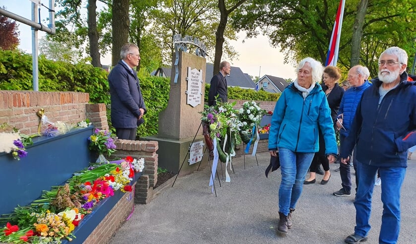Vele Bennekommers legden hun bloemen bij het monument in het Bart van Elstplantsoen.