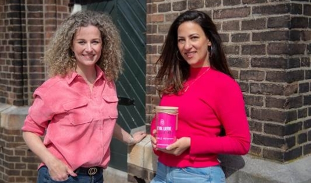 Suzanne Nakhla en Margot Wit met de special edition van de Pot Vol Liefde in samenwerking met Meer Voor Mama’s.