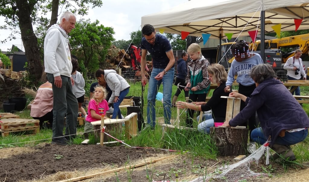 Kinderen en buurtbewoners gingen onder deskundige leiding aan de slag met het maken van een insectenhotel. Dat gebeurde afgelopen zaterdag.