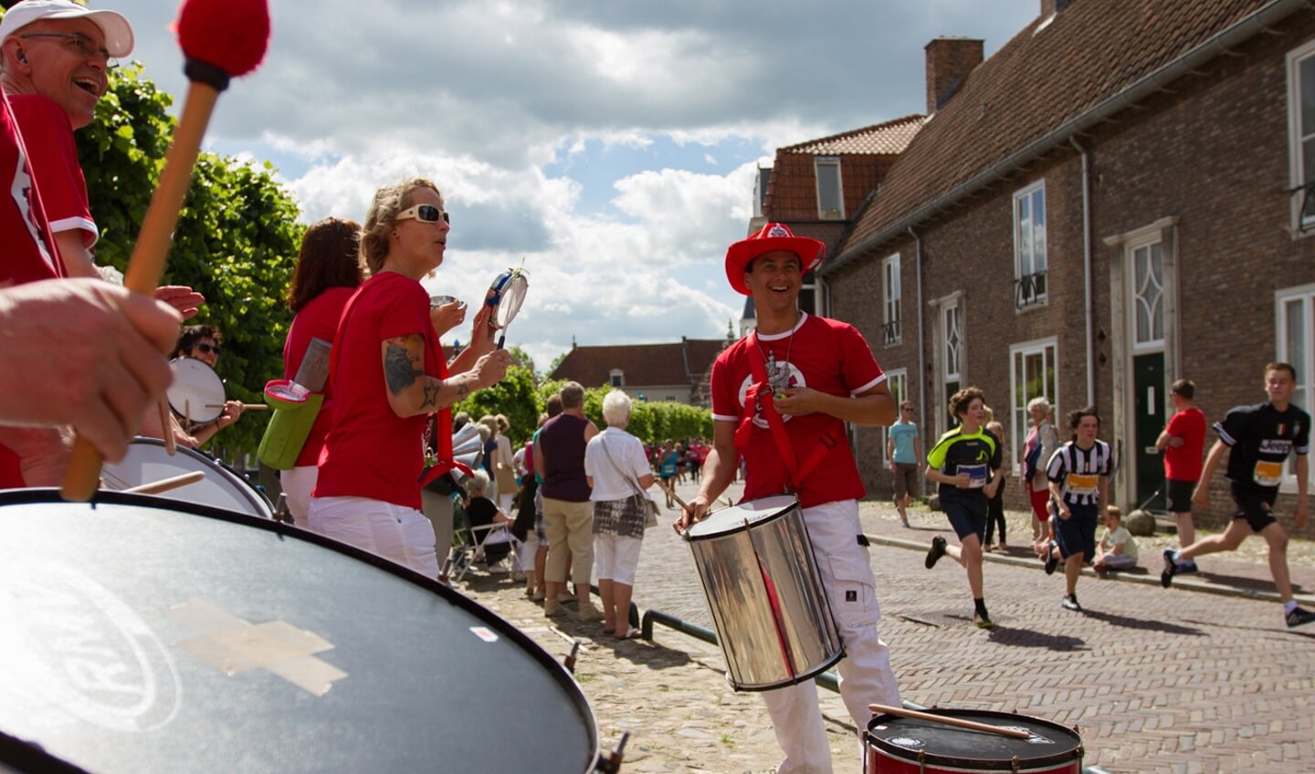 Bij de Koppelpoort staan percussiegroepen om de lopers te ondersteunen.