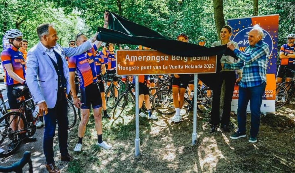 Op de top  Amerongse berg onthulden o.a. gedeputeerde Mirjam Sterk en Joop Zoetemelk, de laatste Nederlandse Vueltawinnaar, een speciaal bord om het hoogste punt van de Vuelta etappes in Nederland te markeren.
