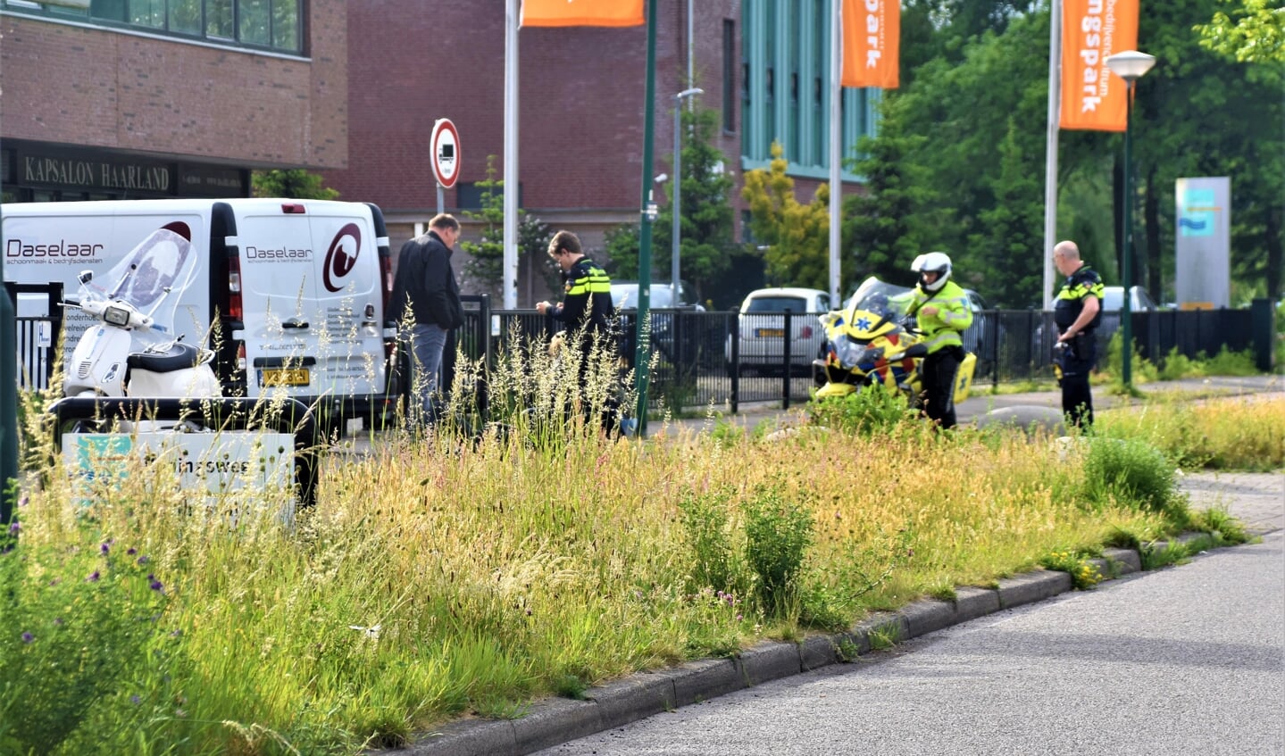 Een bestelbus botste tegen een scooter