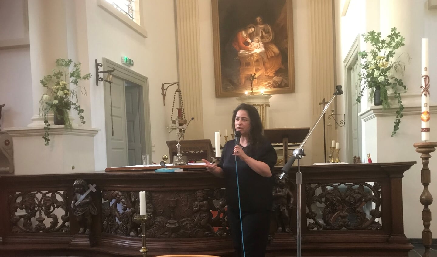 Hassnae Bouazza in het RK kerkje in Woudrichem terwijl ze vertelt over haar moeder