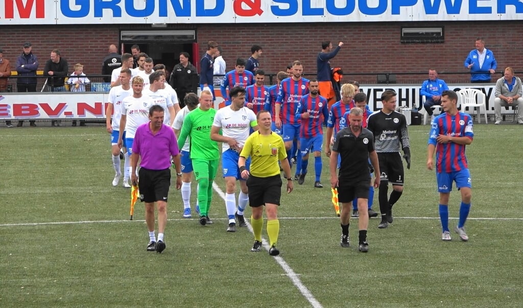 Beide teams van VVA Achterberg 1 en v.v. t'Goy 1 betreden het hoofdveld van VVA Achterberg.