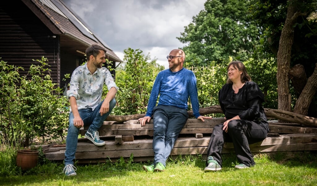 Wouter Spoort, Tjoerd Zweije en Martine Kuijsten (vlnr) onderzoeken de mogelijkheden van Agora-onderwijs.