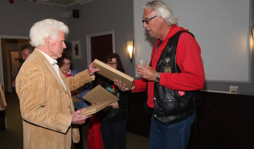 Overhandiging boek door de schrijver Jan Vos