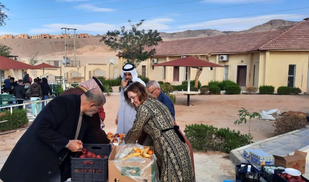 Ingeborg Swarts is bezig met het uitdelen van voedsel aan Jordaanse bedoeïnen.