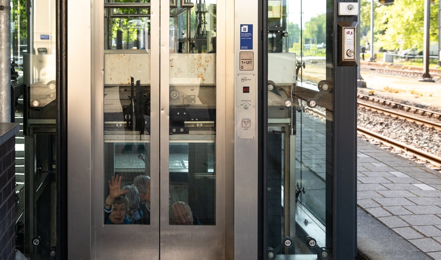 Vier passagiers zaten opgesloten in de lift op het station.