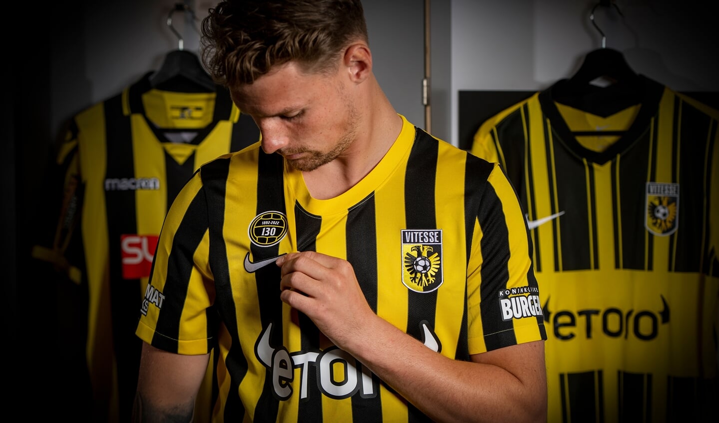 Vitesse-speler Nikolai Baden Frederiksen in het nieuwe thuistenue.