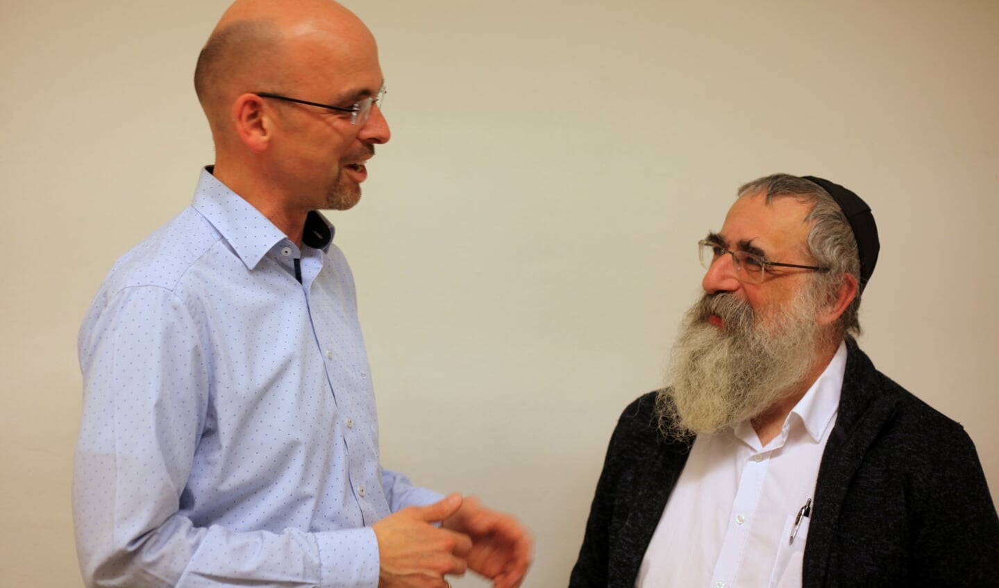 Wout Koelewijn in gesprek met rabbijn Shimon Evers. 