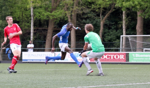 SKV-aanvaller Abass Kone laat de keeper van Hoevelaken kansloos: 1-0.