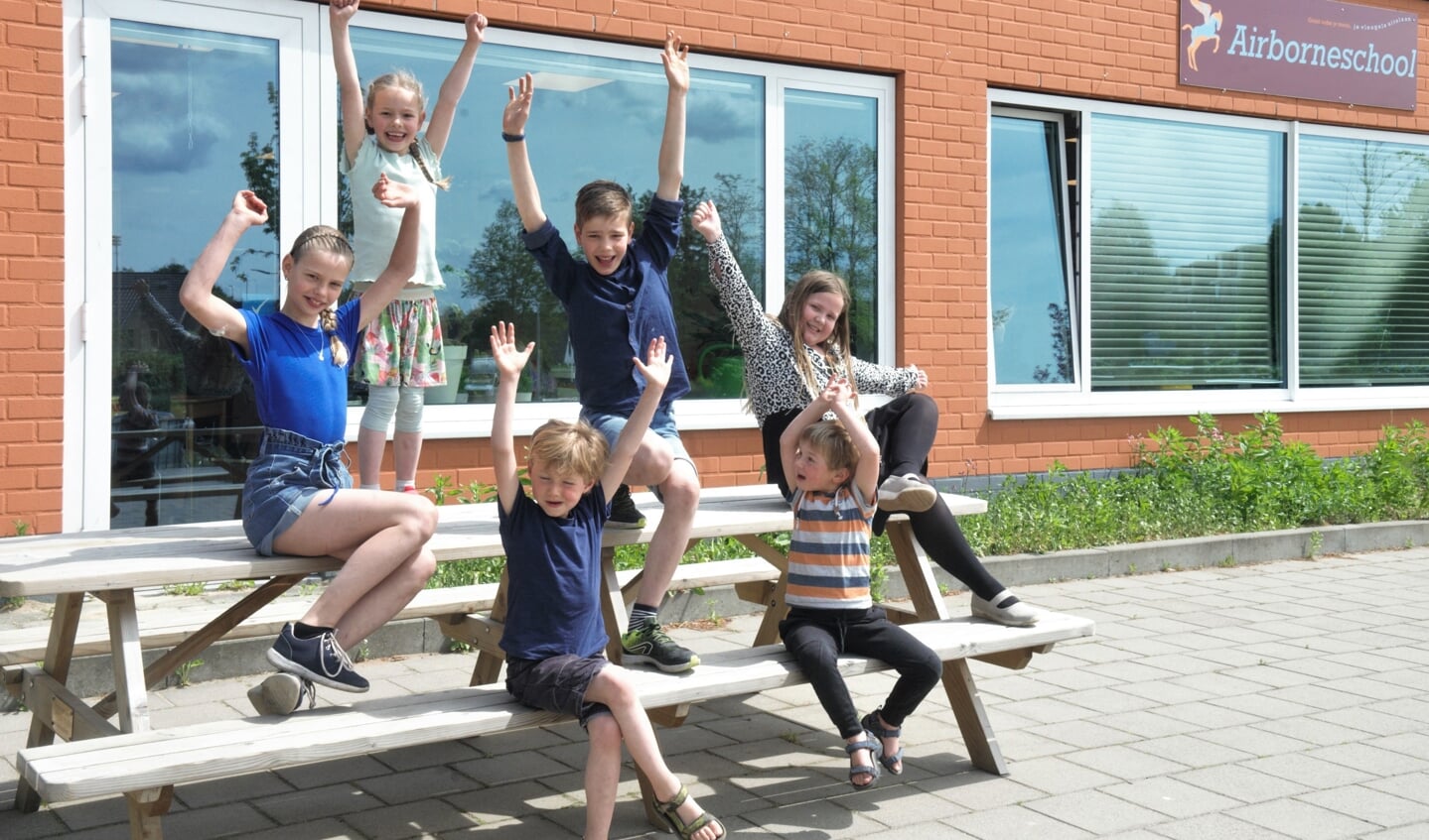 Leerlingen van de Airborneschool in Renkum juichen het verkeersschoolplein van harte toe. 