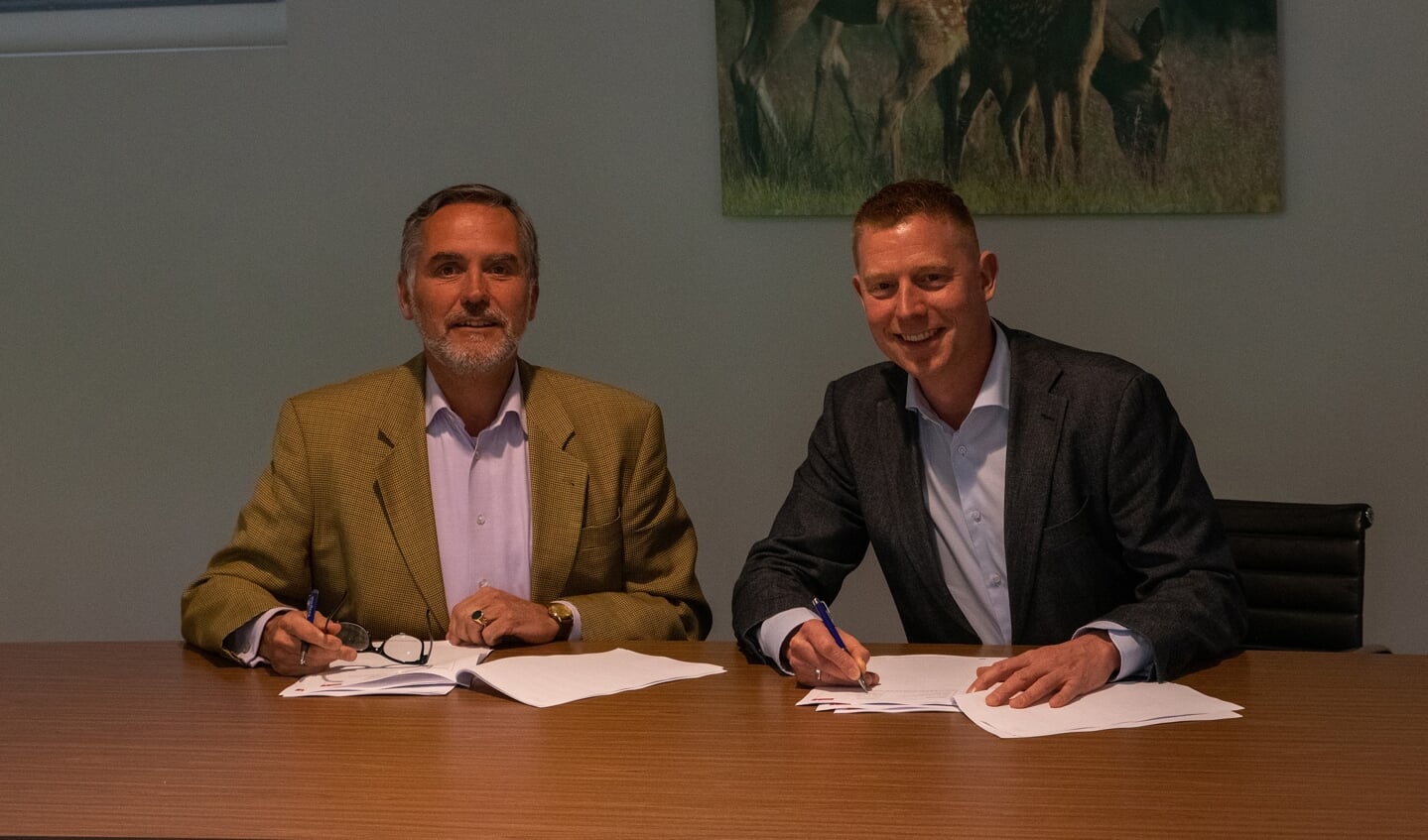 De heer Seger Emmanuel baron van Voorst tot Voorst (directeur Stichting Het Nationale Park De Hoge Veluwe, links) en Sjoerd Bakker (CEO Ticketcounter, rechts).