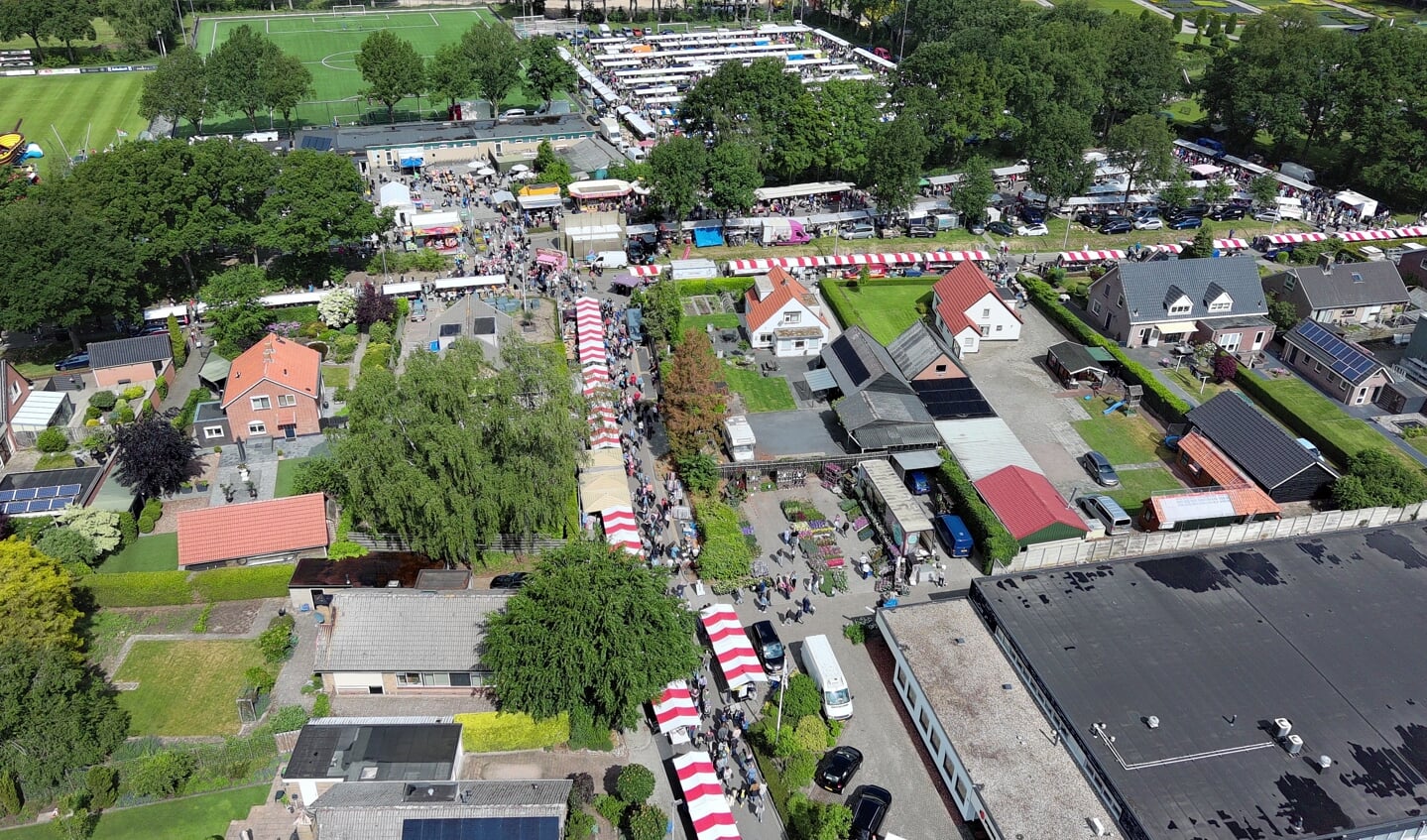 Overzichtsfoto (drone) van de gehouden vlooienmarkt.