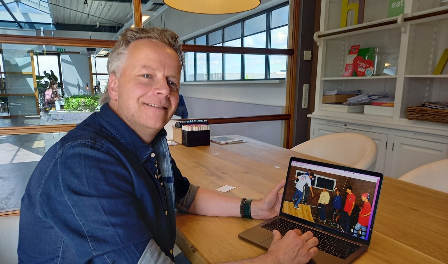 Martijn Okker, een bekende reclameman in Veenendaal, was één van de krachten van Hurricane Skateboarding. Op zijn pc toont hij een foto van de jongens terwijl ze met een 'ramp' bezig zijn.