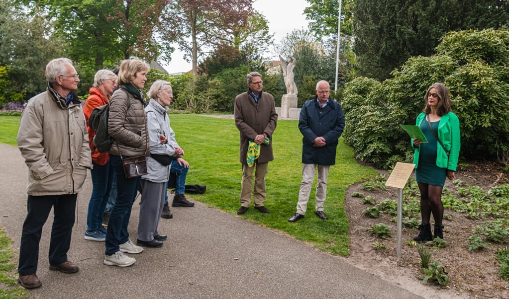 Stadsdichter Diet Groothuis droeg haar gedicht weer voor in het Walkartpark.