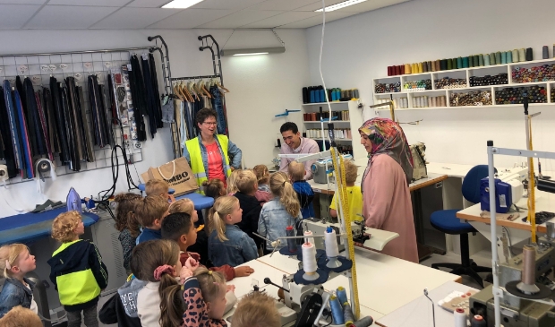 de kinderen krijgen uitleg