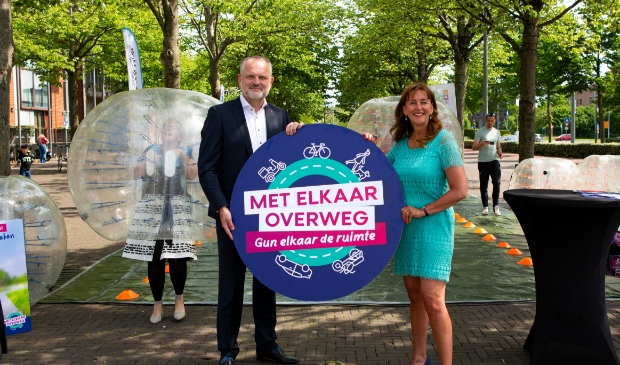 <p><strong>Wethouder Marja Ruigrok en vicevoorzitter van de Vervoerregio Amsterdam, Gerard Slegers gaven woensdag het startsein voor de nieuwe campagne &lsquo;Met elkaar overweg&rsquo;.</strong> </p>