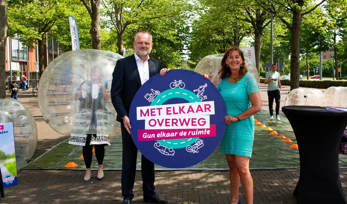 Wethouder Marja Ruigrok en vicevoorzitter van de Vervoerregio Amsterdam, Gerard Slegers gaven woensdag het startsein voor de nieuwe campagne ‘Met elkaar overweg’. 