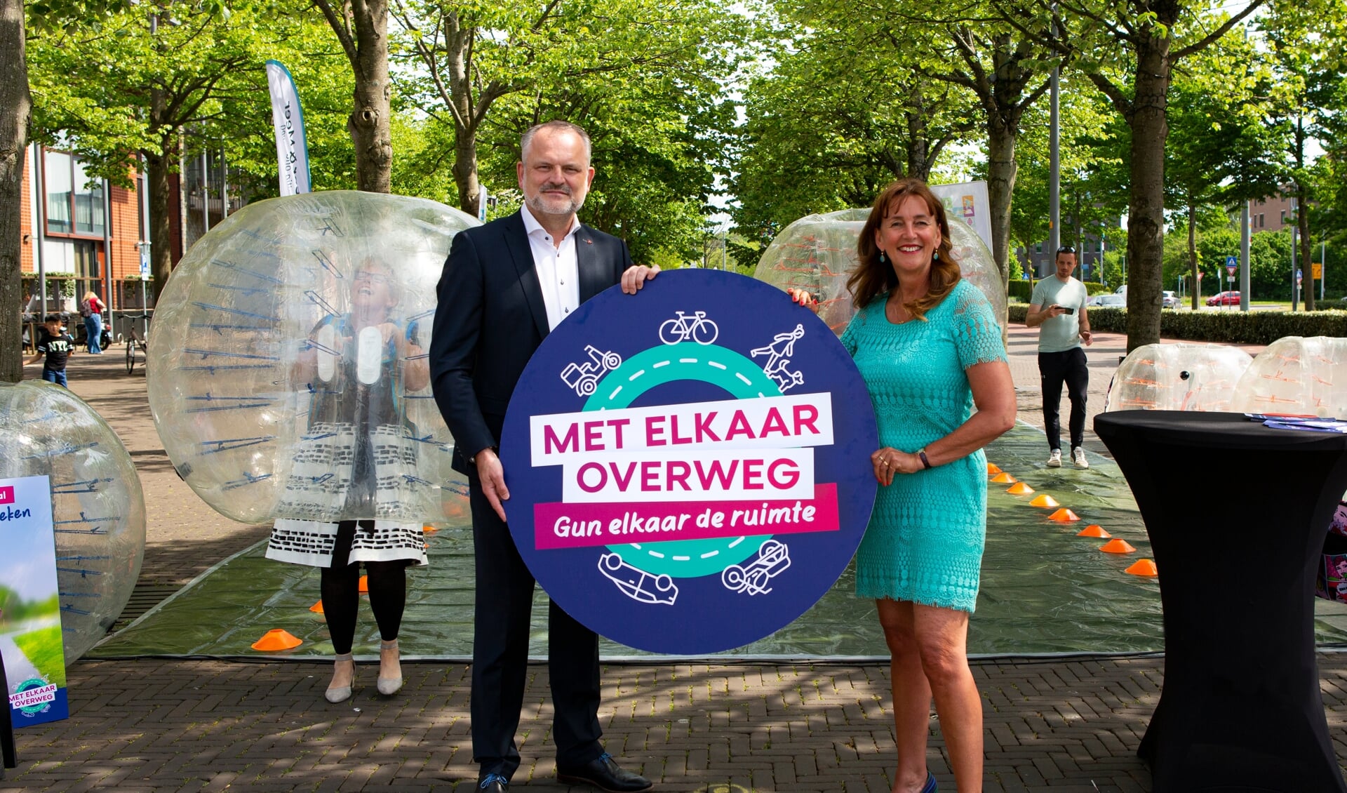 Wethouder Marja Ruigrok en vicevoorzitter van de Vervoerregio Amsterdam, Gerard Slegers gaven woensdag het startsein voor de nieuwe campagne ‘Met elkaar overweg’. 