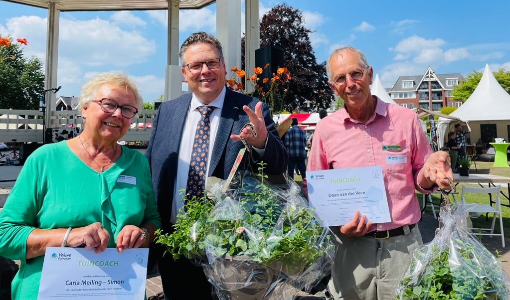 Vrijwilligers Carla en Daan ontvangen het certificaat voor tuincoach.