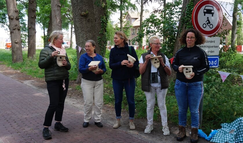 De vijf enthousiaste vrijwilligers werden in het zonnetje gezet.