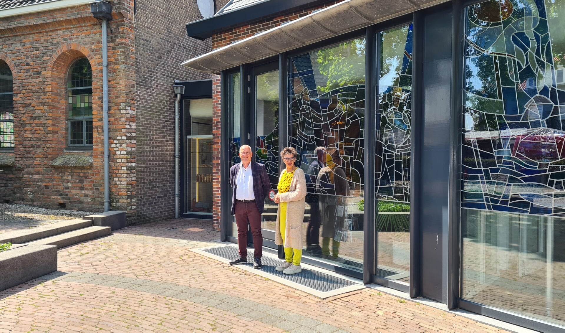 Marten Jan Kooistra en Hanny van Schaik bij de Michaelkerk in Leersum, waar de opening ook plaats zal vinden.