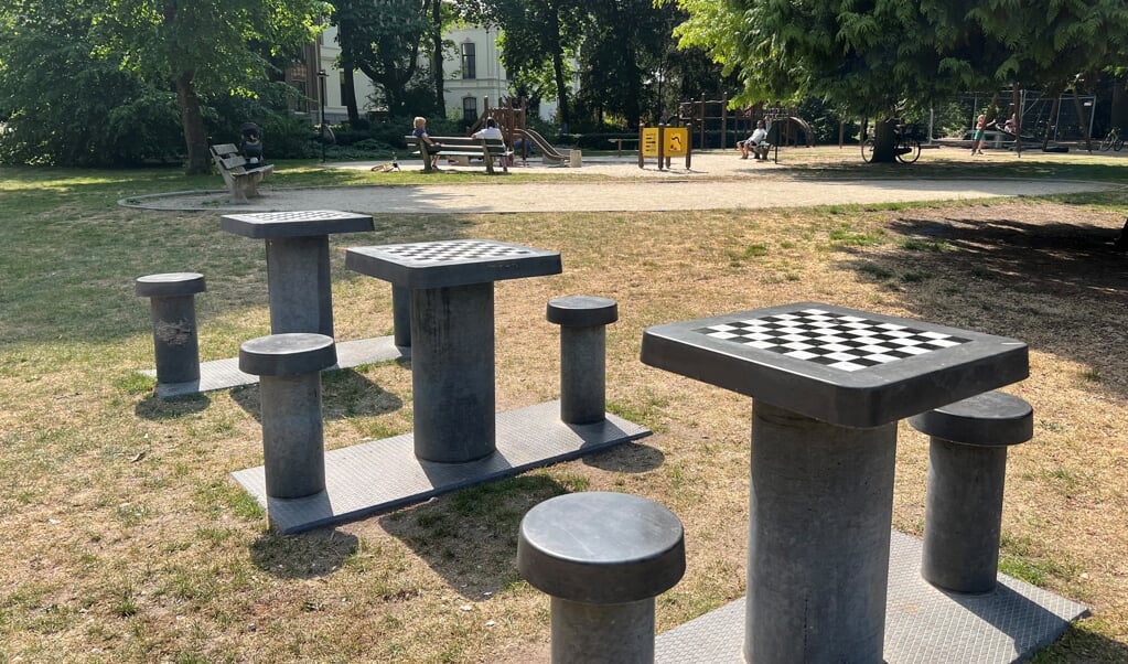 De drie schaaktafels in de Pekingtuin.