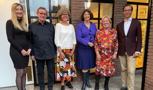 <p>Van links af: Femke Soppe (GL), Jan Koek (OAA), Jacqueline de Maa (GL), Barbara de Reijke (VVD), Paulette Koek-Baks (OAA) en Frans Slats (VVD).</p>