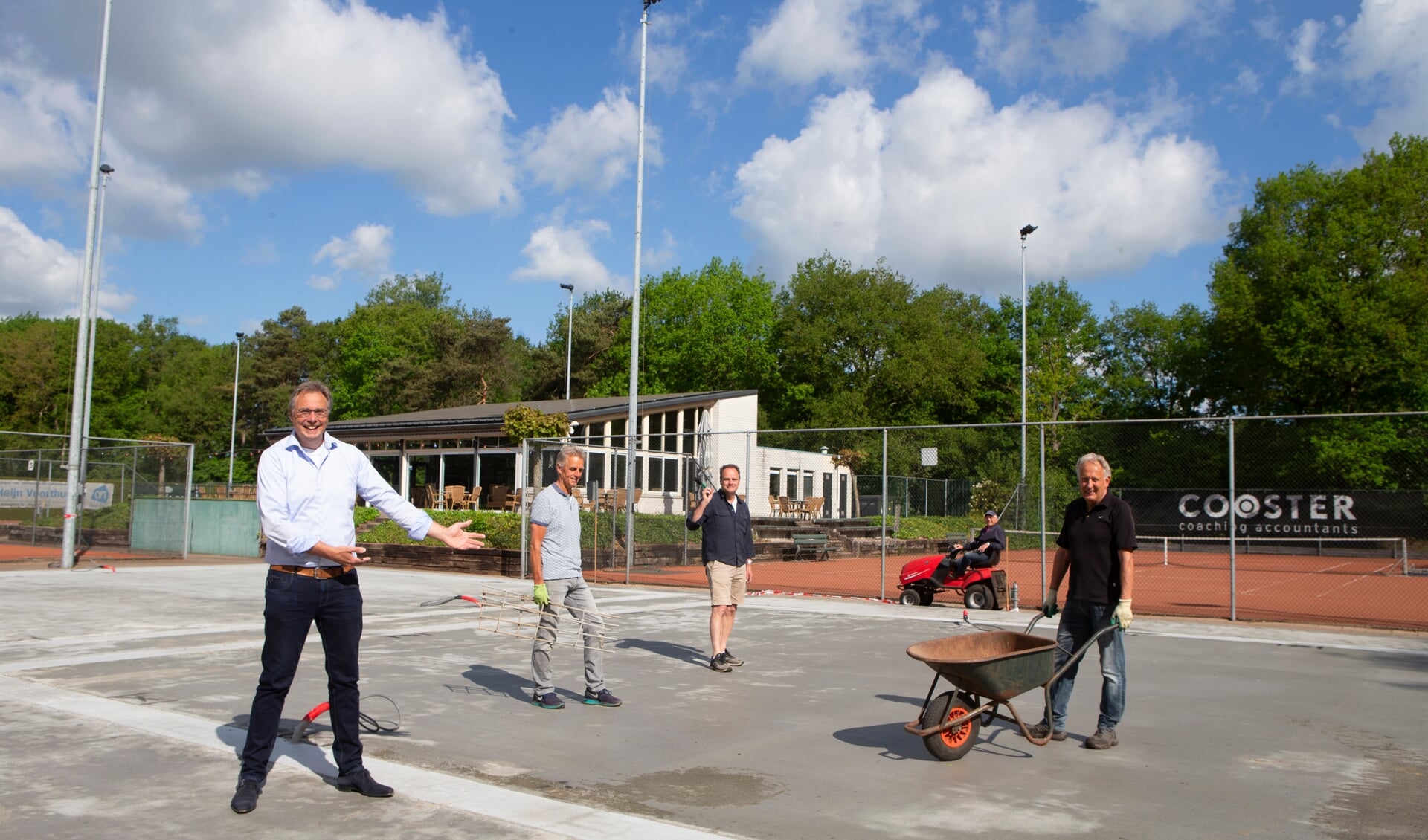 Tony Huijgen (links) is maar wat trots op de padelbanen die op De Harremaat verrijzen komende maand.