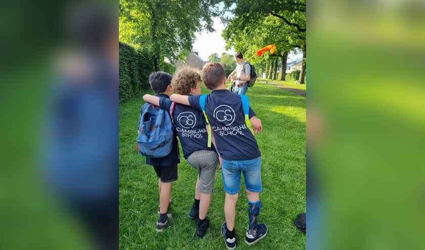 Deze jongens van de Camminghaschool tonen de verbinding.