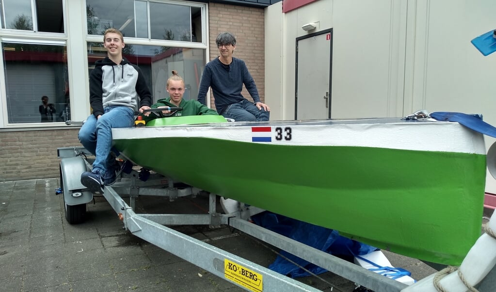 Marijn Keswiel, Lucas Plomp, Frits Sluijter bij hun boot waarmee ze racen in de Young Solar Challenge.