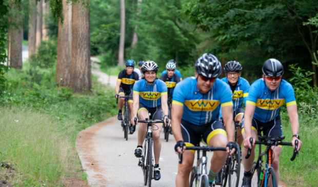 <p>Fietsers van de VWV beklimmen de Drieërweg.</p>