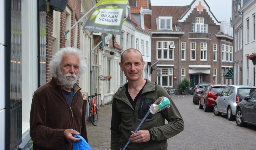 Abel Hertzberger en Gies Voorburg maken (zwerf)afval zichtbaar op de Varkensmarkt zaterdag. 