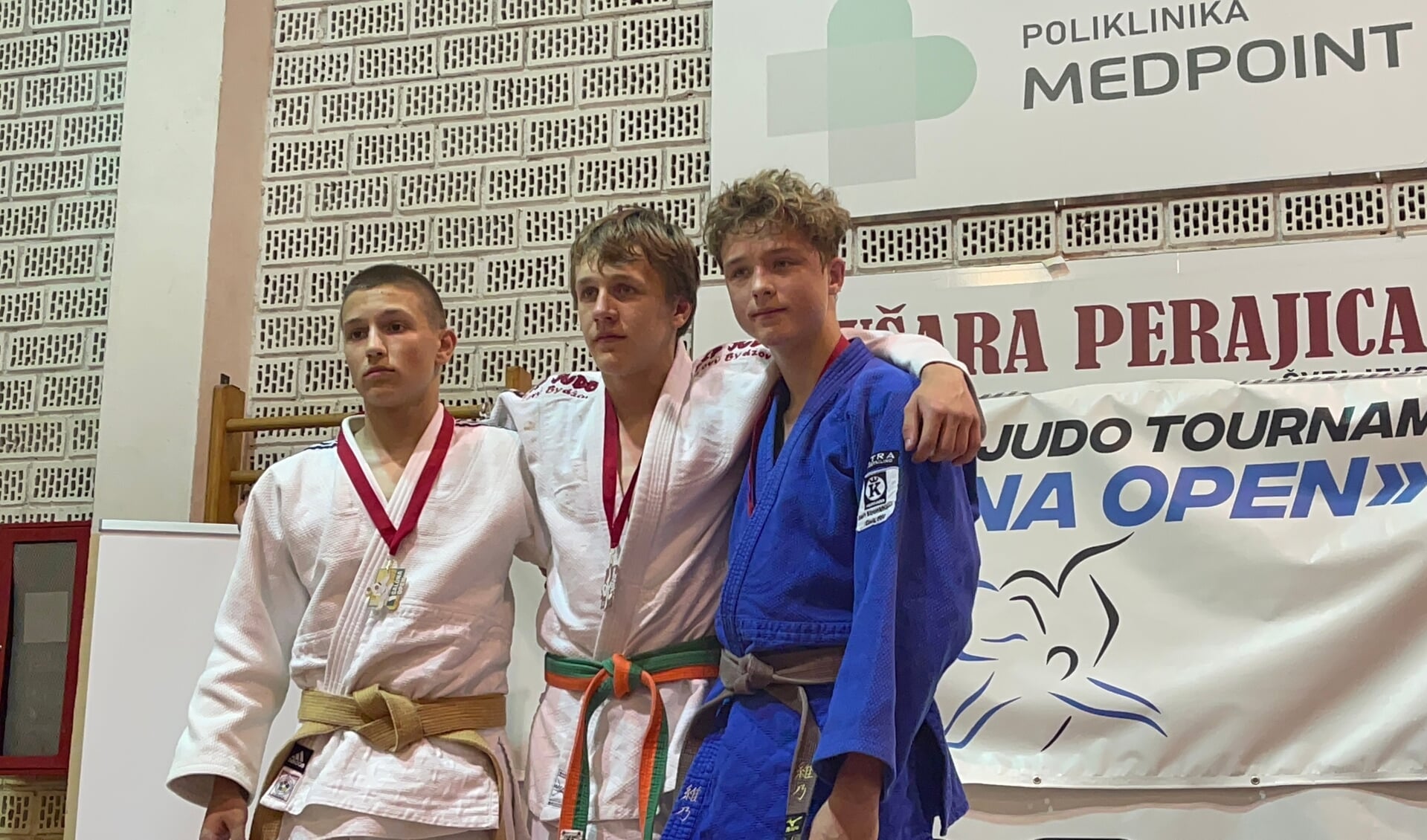 Judoka Inno Loeber (in blauw) derde bij de Salona Open in Kroatië 