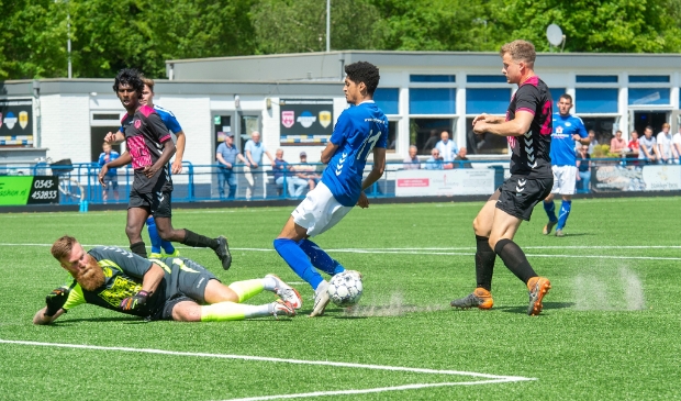 DEV Doorn doelman Mark Sluis voorkomt de gelijkmaker, ingezet door de jonge en goed spelende DVSA spits Ashley Vaartjes
