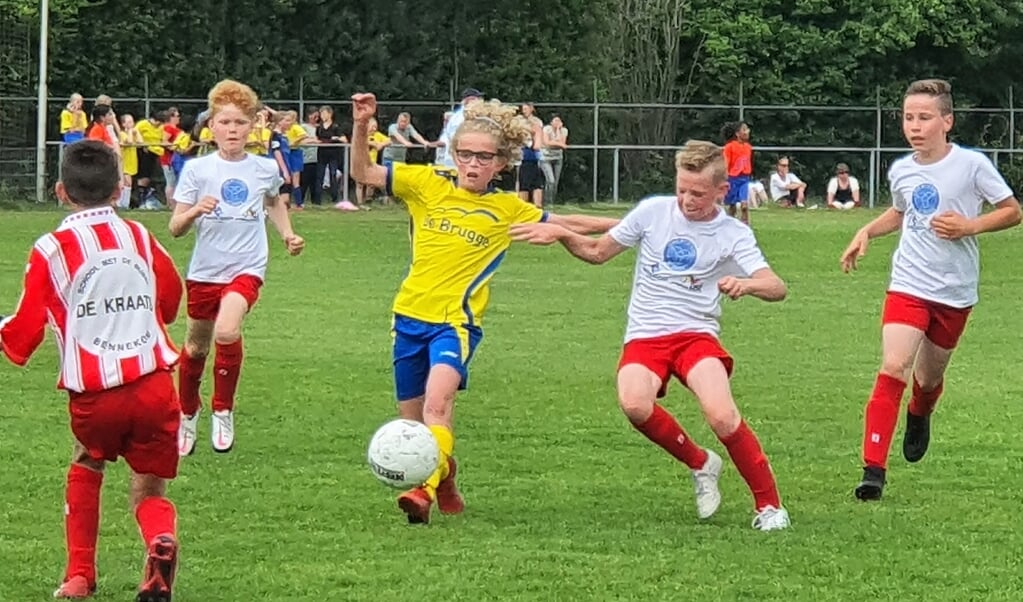 Felle strijd om de bal tijdens de regiofinales van het schoolvoetbaltoernooi 2022 tussen de Kraatsschool (Bennekom)  en de Brugge (Ede).