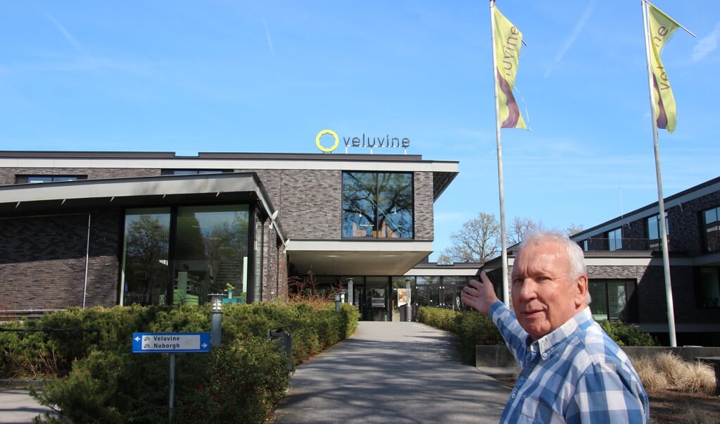 Voorzitter van de SHOW Henk Graafland voor zalencentrum Veluvine 