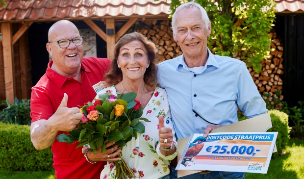 <p>Wim en Inie werden verrast met cheque van 25.000 euro door Postcode Loterij-ambassadeur Gaston Starreveld.</p>
