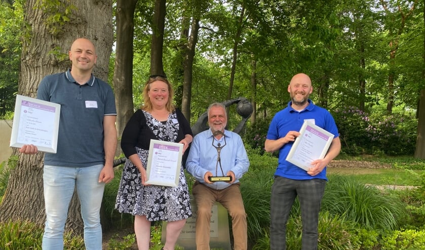 De genomineerden van de prijs voor de nieuwsbladjournalistiek 2022. In het midden de twee journalisten van de Baarnsche Courant die de prijs wonnen met hun dossier Soestdijk.