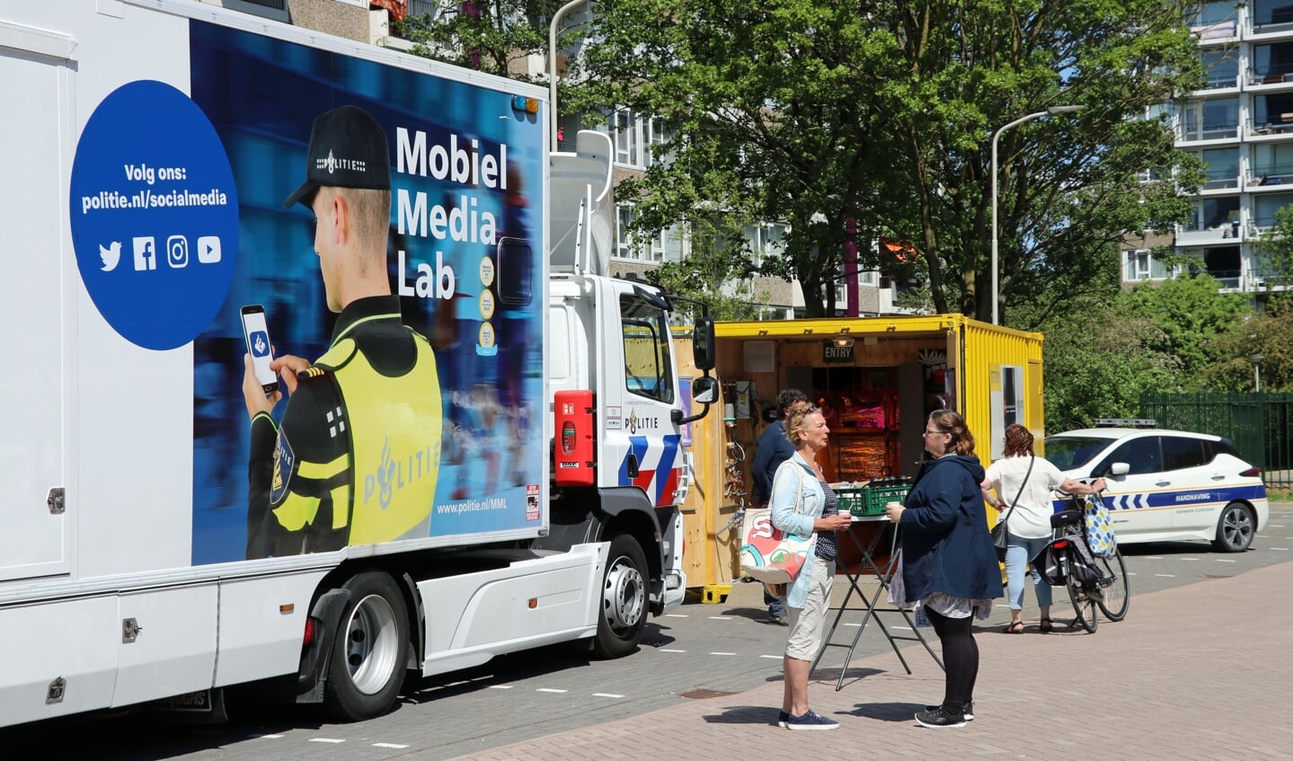 Mobiel media lab tijdens de veiligheidsmarkt in de Gildenwijk in mei 2022 