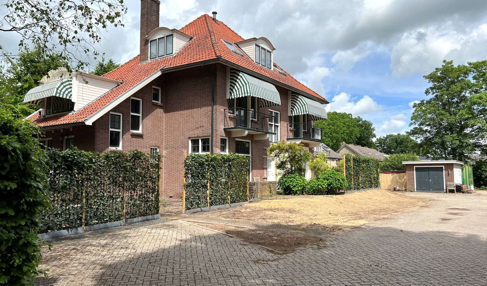 Rondom Tromplaan 1 is de bouw van drie villa's gestart.