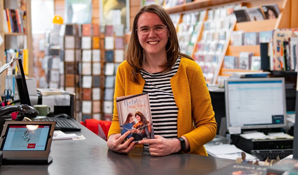 De 29-jarige Mirjam Schippers met haar nieuwe boek 'Help! Herrie in huis'.