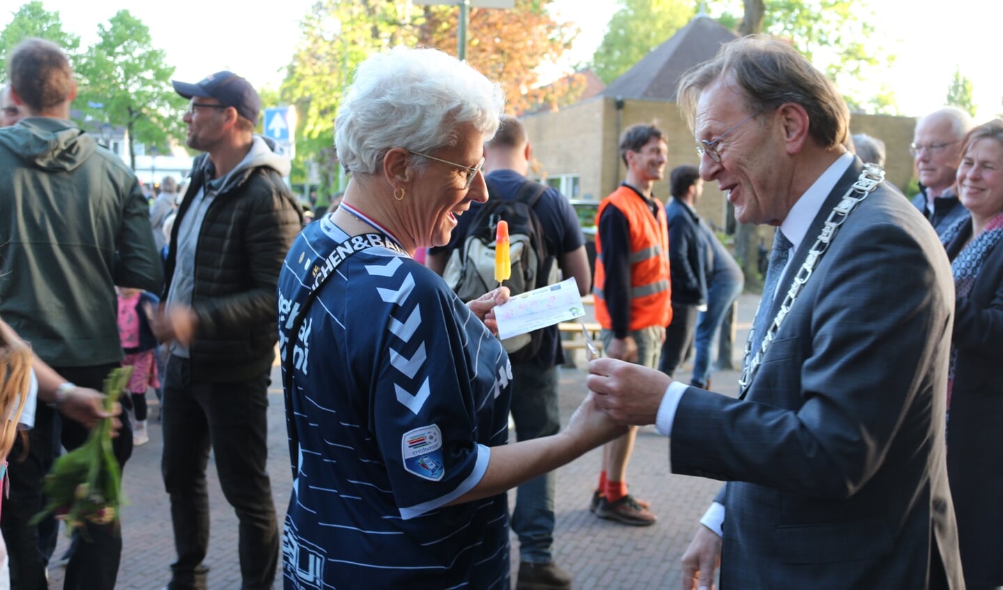 Burgemeester Koos Janssen reikt medailles uit bij het defilé van de eerste Austerlitze avondvierdaagse.