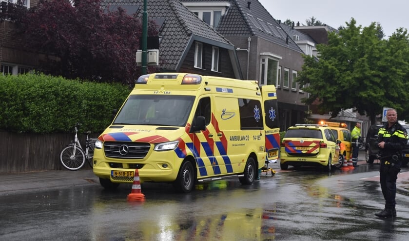 De gewonde vrouw werd per ambulance naar het ziekenhuis vervoerd.