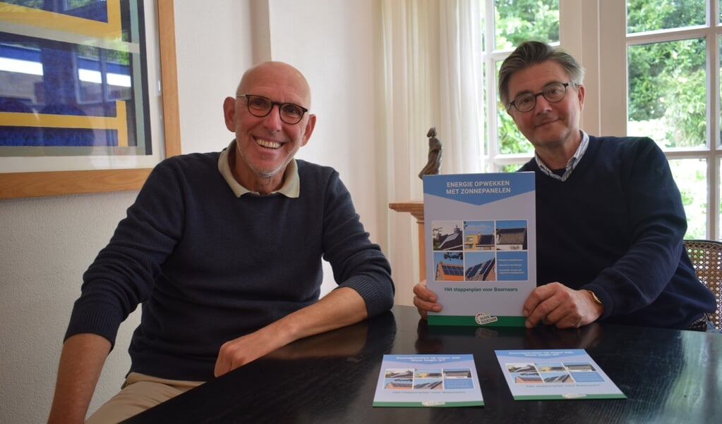 Hans den Os (l) en Jop de Groen: ,,Recent is het aantal zonnepanelen op daken in Baarn weer gegroeid, daar doen we het voor." 