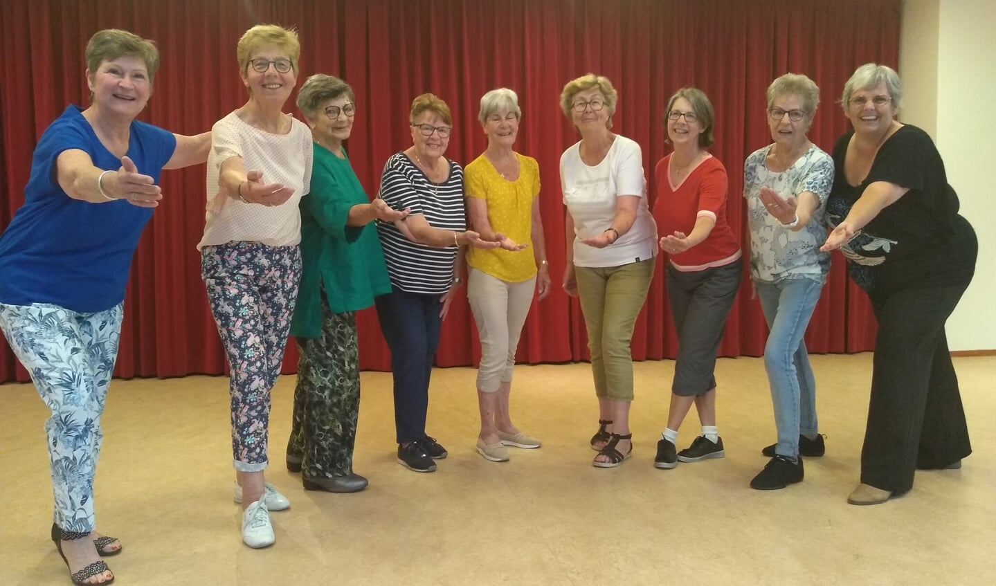 De dames die in Soest dansen nodigen iedereen van harte uit voor de dansmiddag.