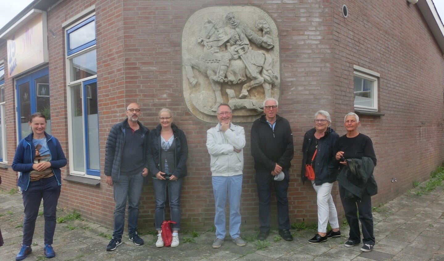 Marleen van Zwienen, meest links, wandelt woensdag door Laag Dalem
